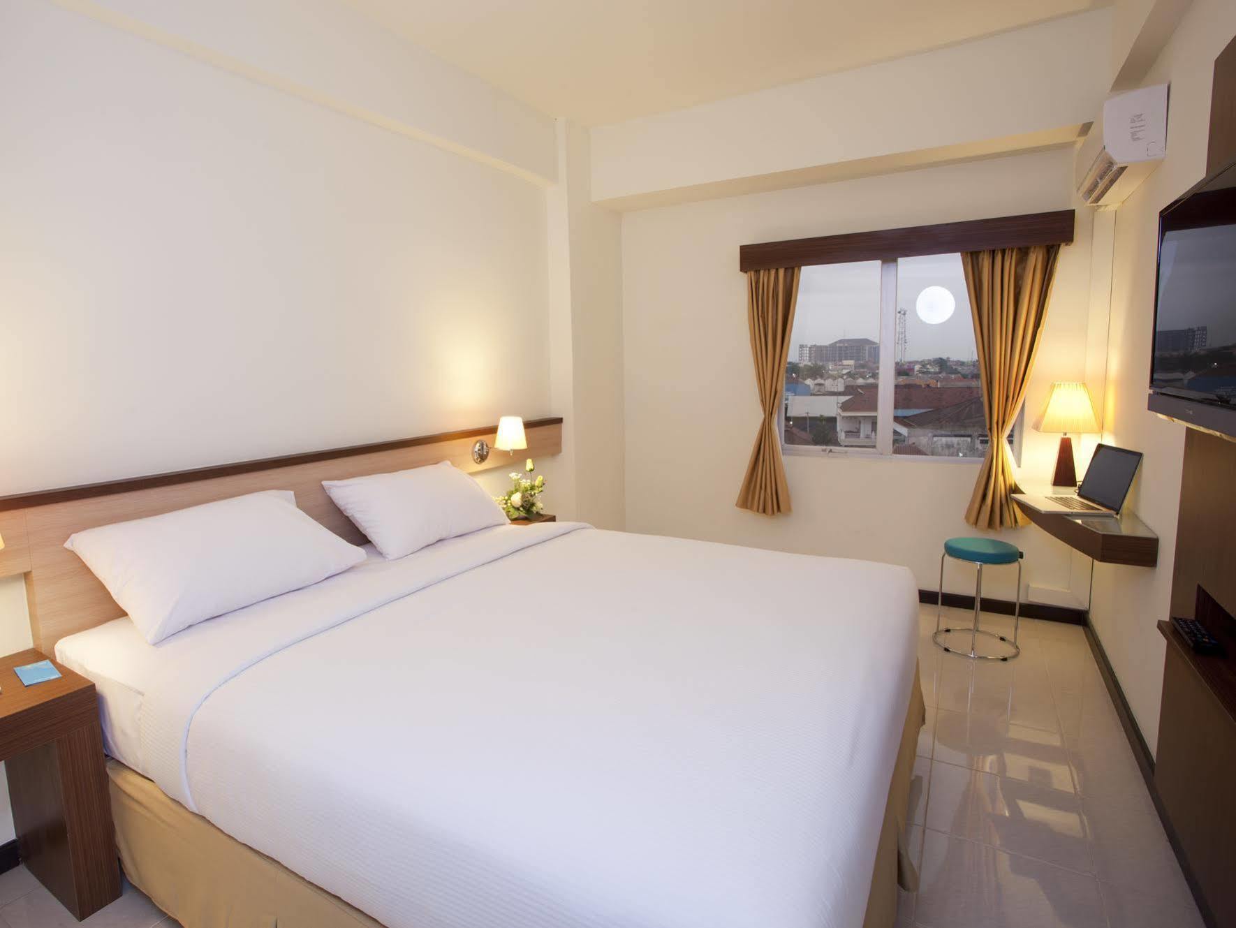 Everyday Smart Hotel - Malang Exteriör bild