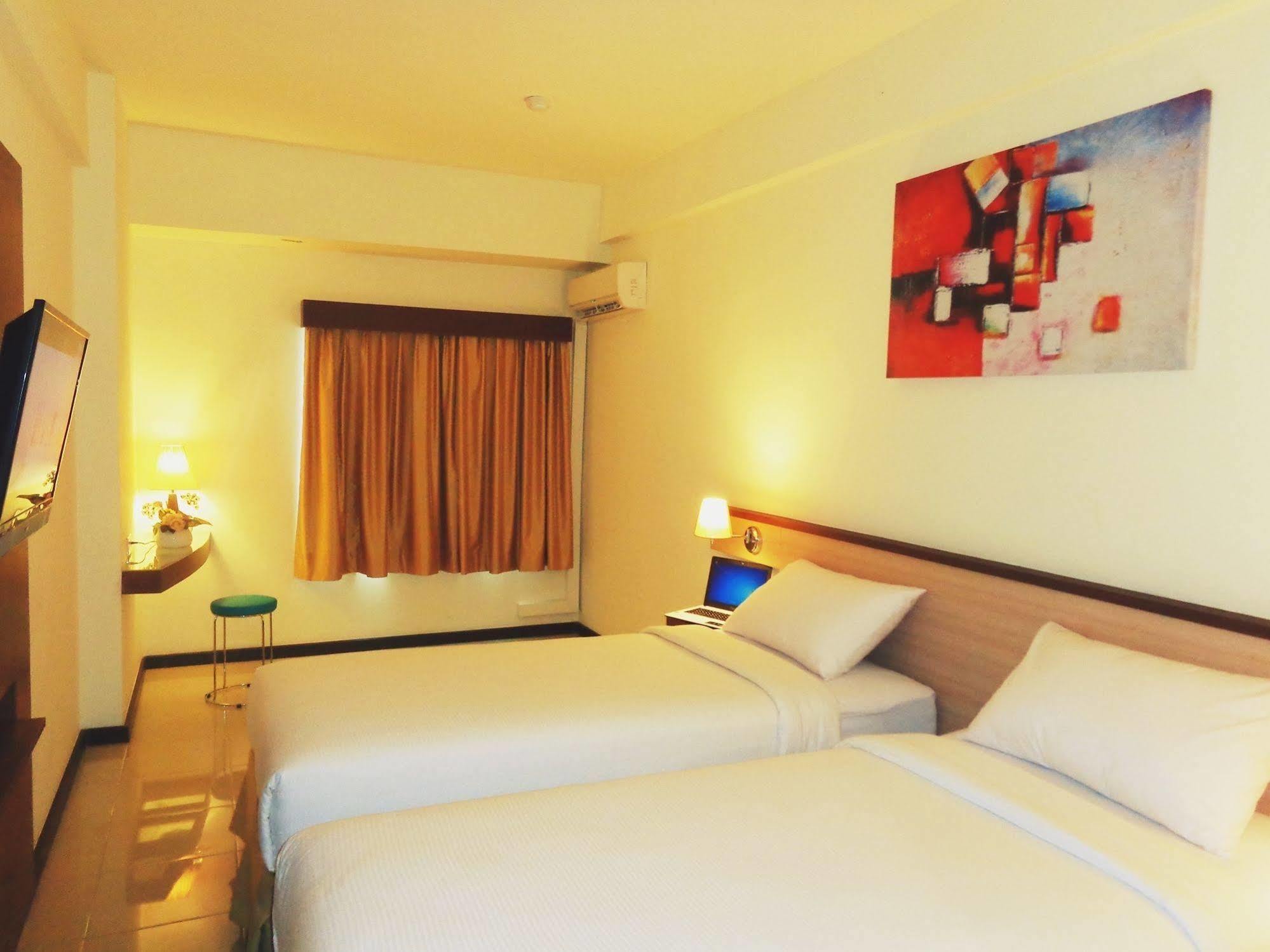 Everyday Smart Hotel - Malang Exteriör bild