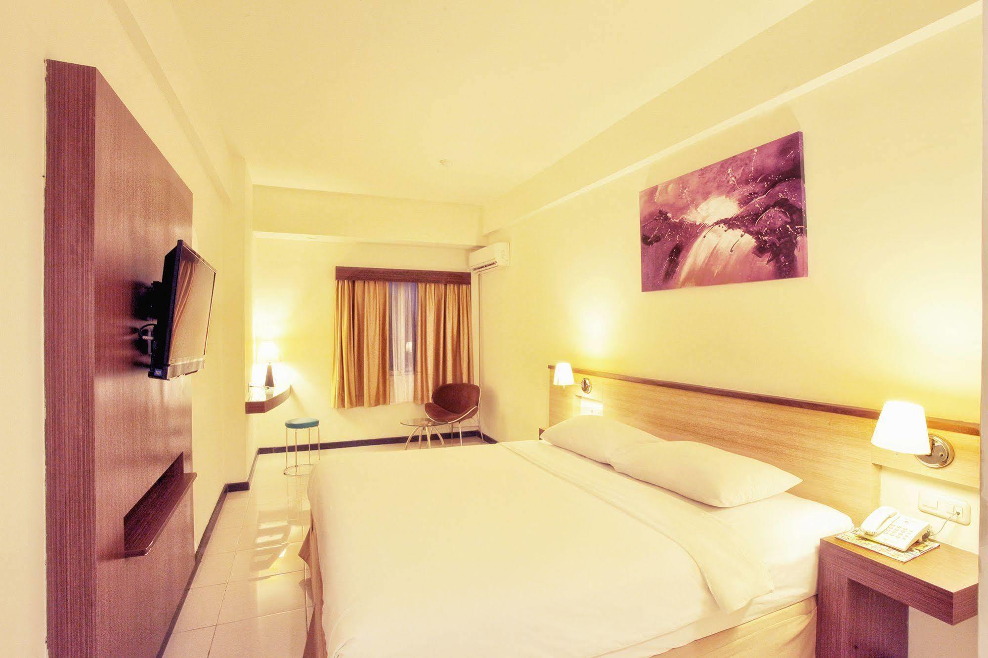 Everyday Smart Hotel - Malang Exteriör bild